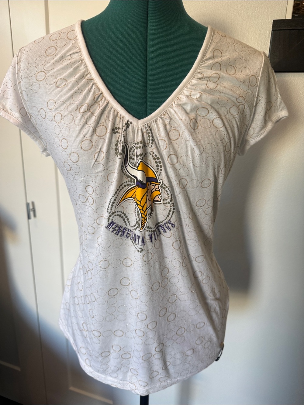 Minnesota Vikings Women's Cream V-Neck Logo Tee